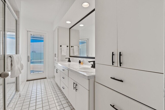 Building Photo - 3080 NE 43rd St