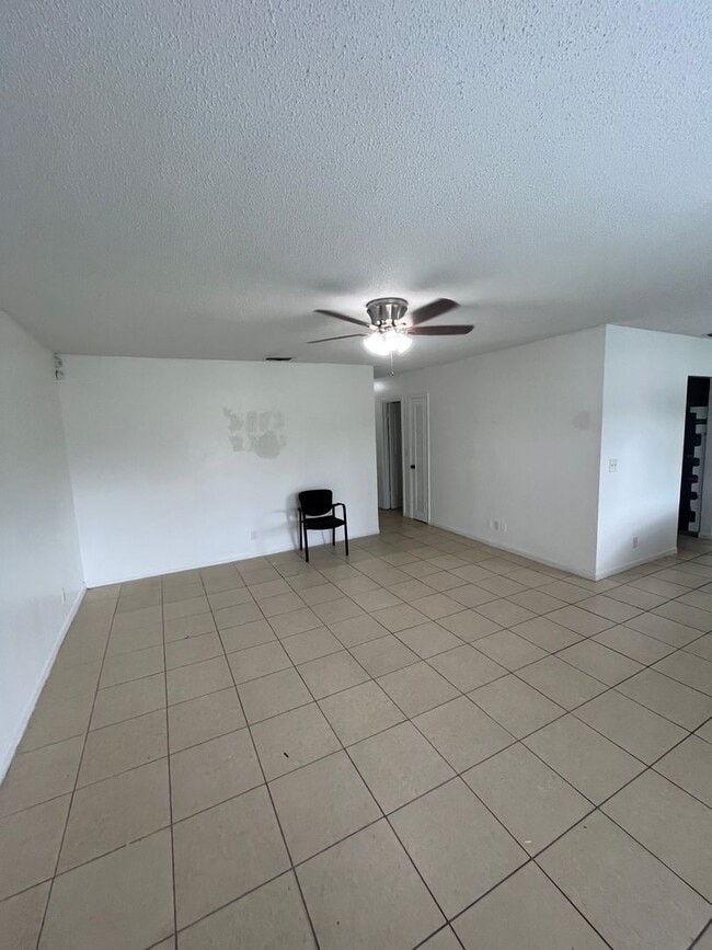 Building Photo - No HOA Fees!  Great location 4 bedroom hou...