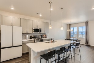 Building Photo - 10565 Paris St