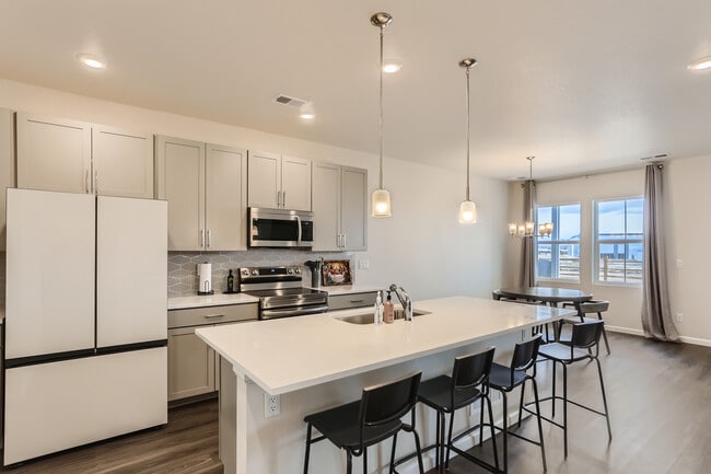 Building Photo - 10565 Paris St