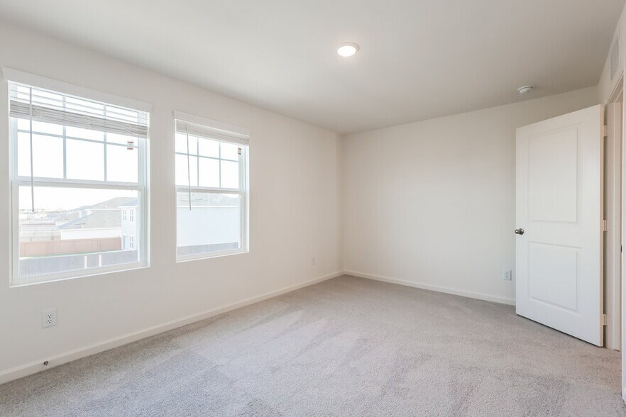 Building Photo - 5815 Texas Palm Dr