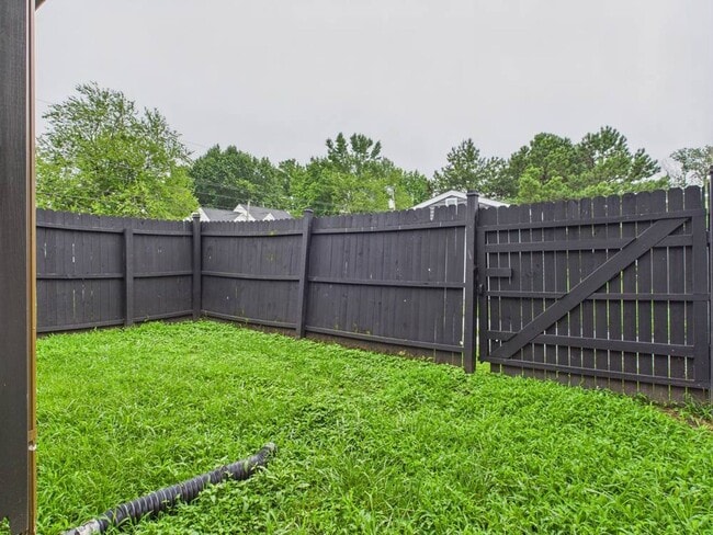 Building Photo - Beautiful 3 Bedroom 2 Bathroom 1 car Garag...