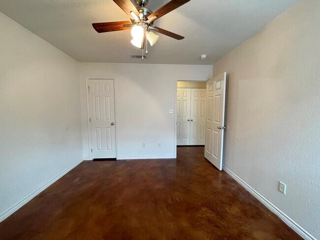 Building Photo - 207 B Andy Ln