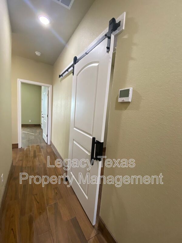 Building Photo - 105 Sabine Ave