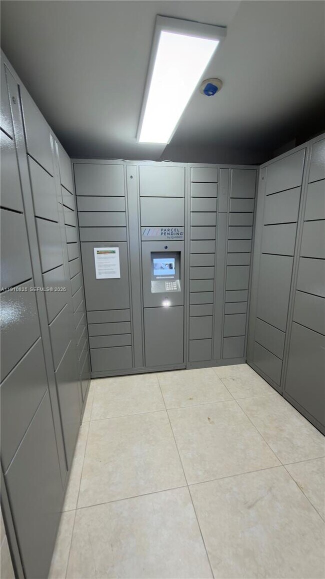 Building Photo - 400 Kings Point Dr