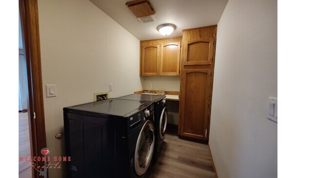Building Photo - Beautiful open floorplan in amazing Steilacoom!!  All appliances included, large yard!!