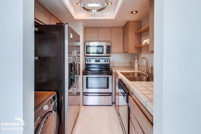 Building Photo - Stylish Top-Floor 1Bdm 1Ba Condo in the No...