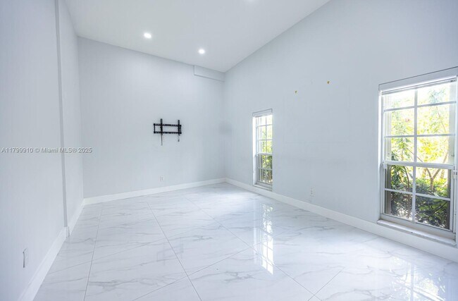 Building Photo - 7345 N Oakmont Dr
