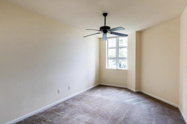 Building Photo - 403 S Sapodilla Ave