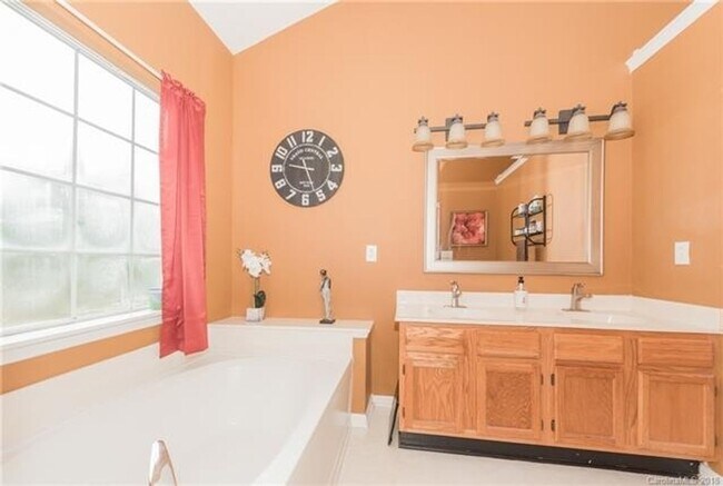 Building Photo - Spacious 4BR House in Charlotte