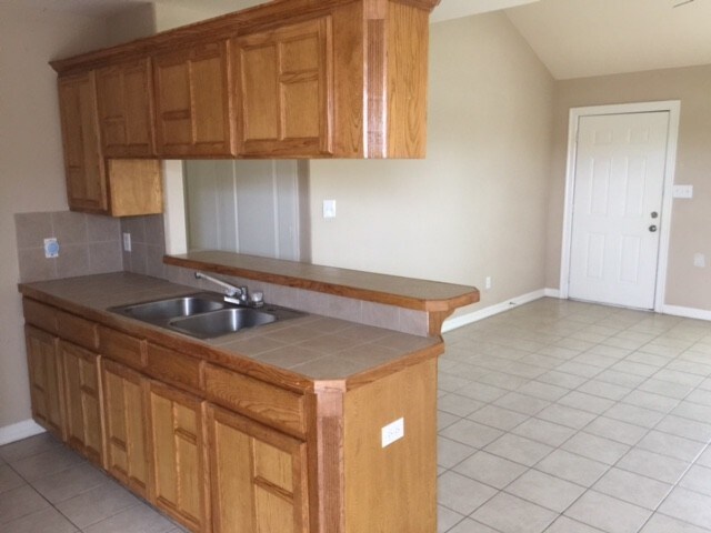 Building Photo - 1604 E Quail St