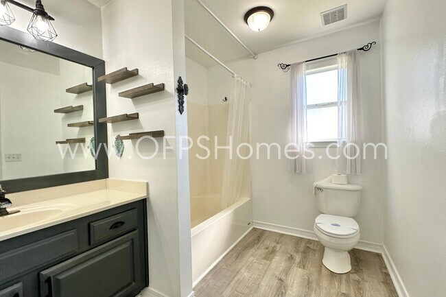 Building Photo - 2426 Houston Cir