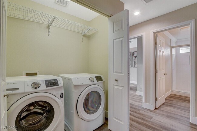Building Photo - 2033 Shining Feather Ln