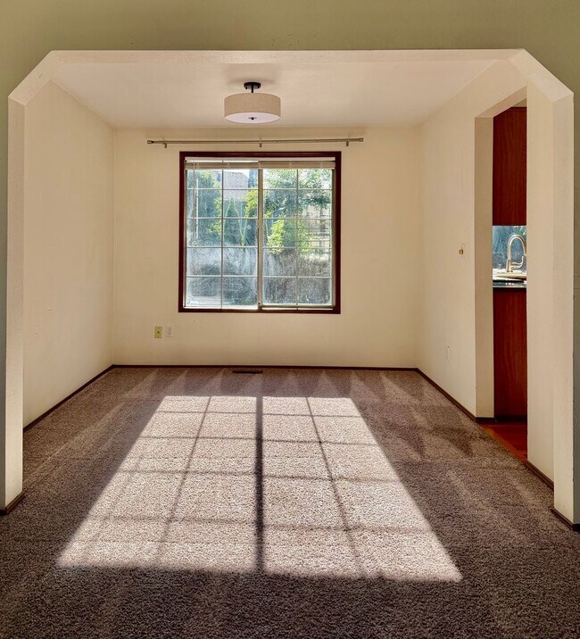 Building Photo - 4 Bed / 2.5 Bath Education hill in Redmond 2-story home $4,095/month