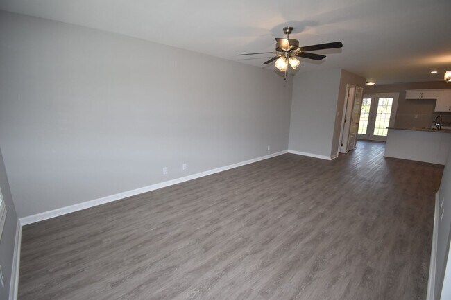Building Photo - The Stowe Court Dog Friendly Condo for rent!