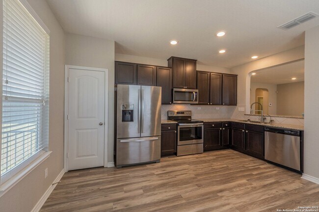 Building Photo - 3592 Vuitton