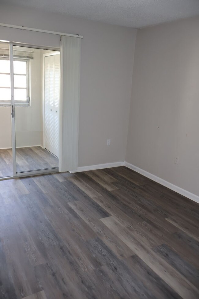 Building Photo - 2/1.5 condo in St Pete - remodeled and upd...