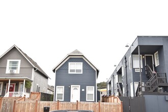 Building Photo - Updated 2 Bedroom 1 Bath Hilltop Home