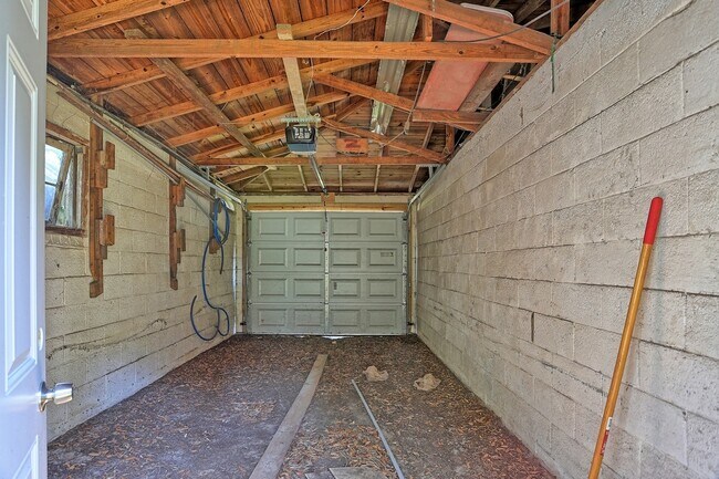 Building Photo - 2030 E 50th St