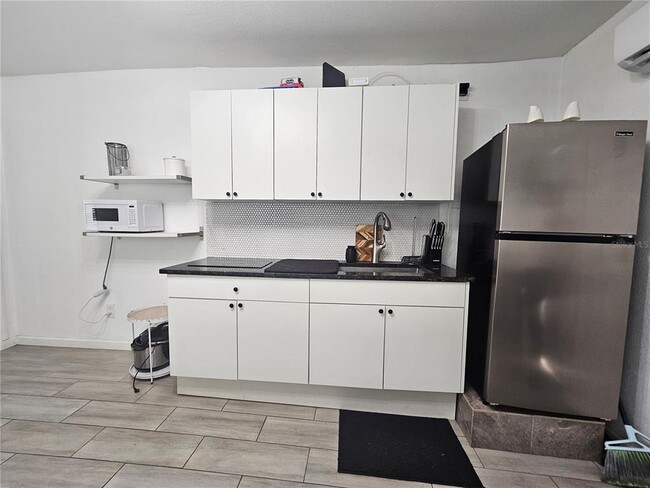 Building Photo - 806 S Solandra Dr