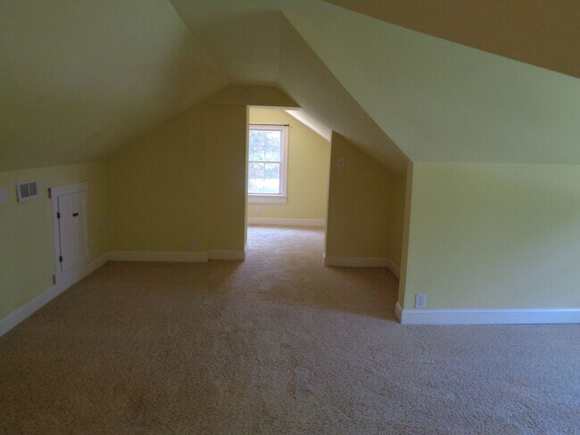 Building Photo - Lots of Space-Big Yard