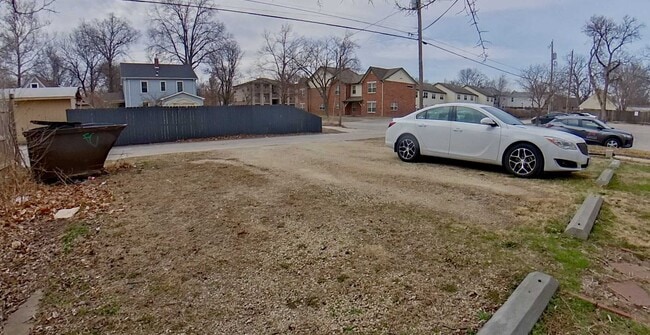 Building Photo - 3D Tour Available - Centrally located 1 bedroom unit in 4 plex with Washer and Dryer on site! Ava...