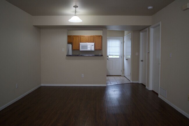 Building Photo - Nice 4 Bed 3 Bath Duplex!
