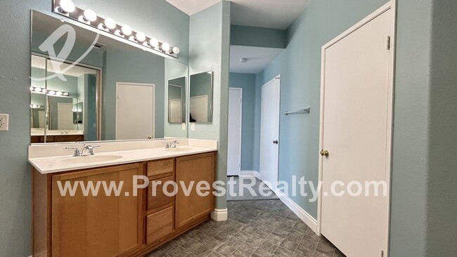 Building Photo - 5 Bedroom, 3.5 Bathroom Victorville Home w...