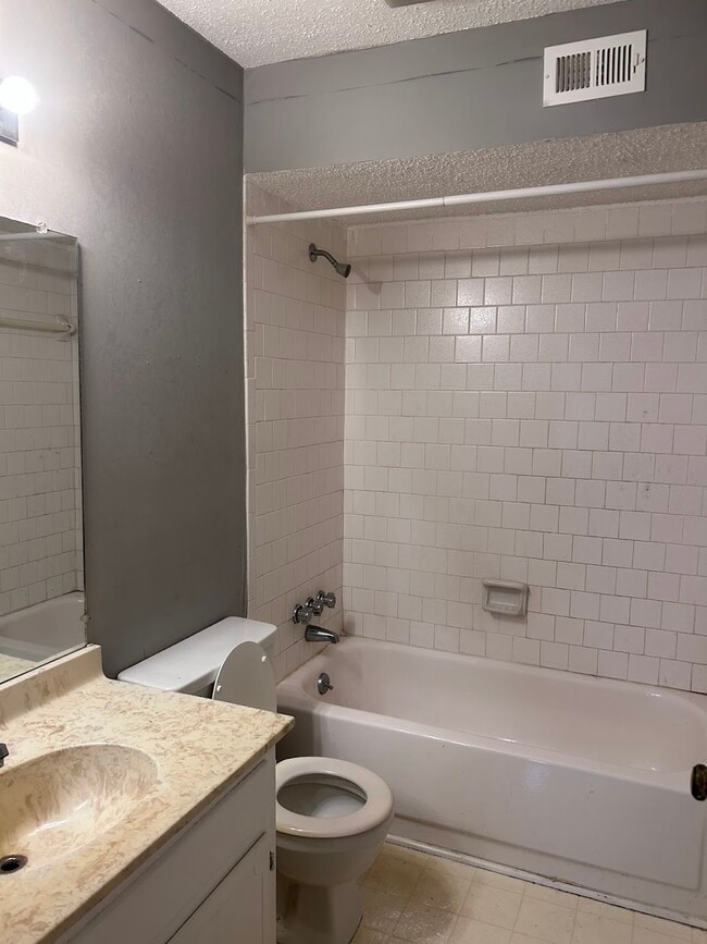 Building Photo - 2940 Parc Lorraine