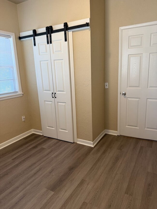 Building Photo - CUTE 3 BDRM 1 bath HOME with garage