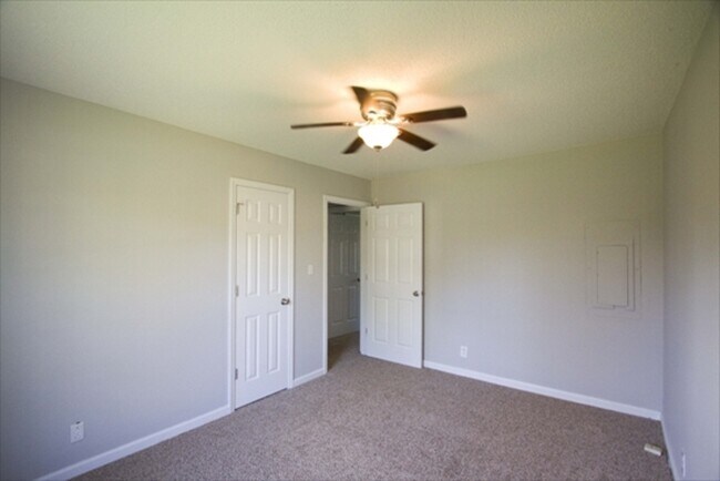 Building Photo - 385 Louise Ln