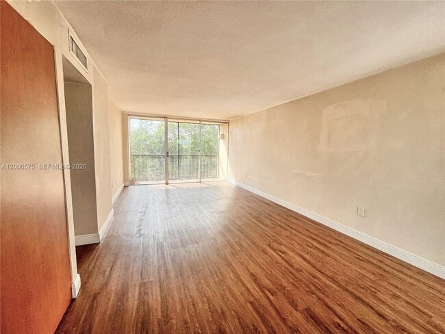 Building Photo - 8870 Fontainebleau Blvd