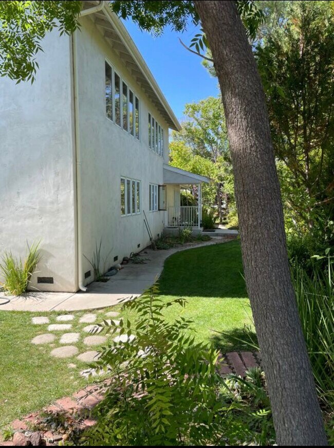 Building Photo - 1646 Maple Ave