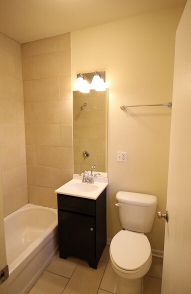 Building Photo - 2807 W Lawrence Ave