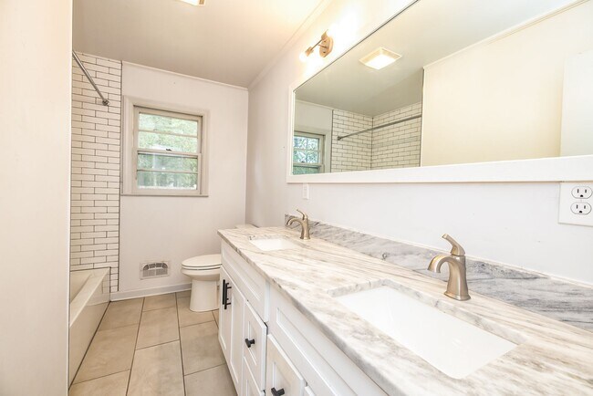 Building Photo - 9 Castlewood Dr