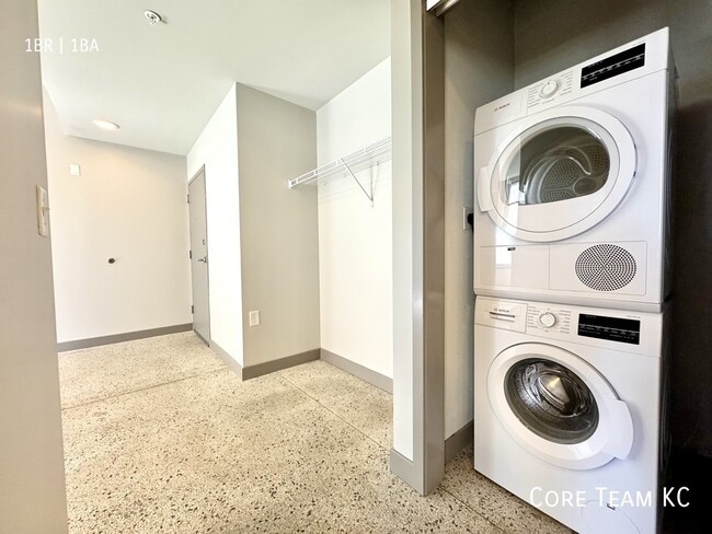 Building Photo - 306 E 12th St