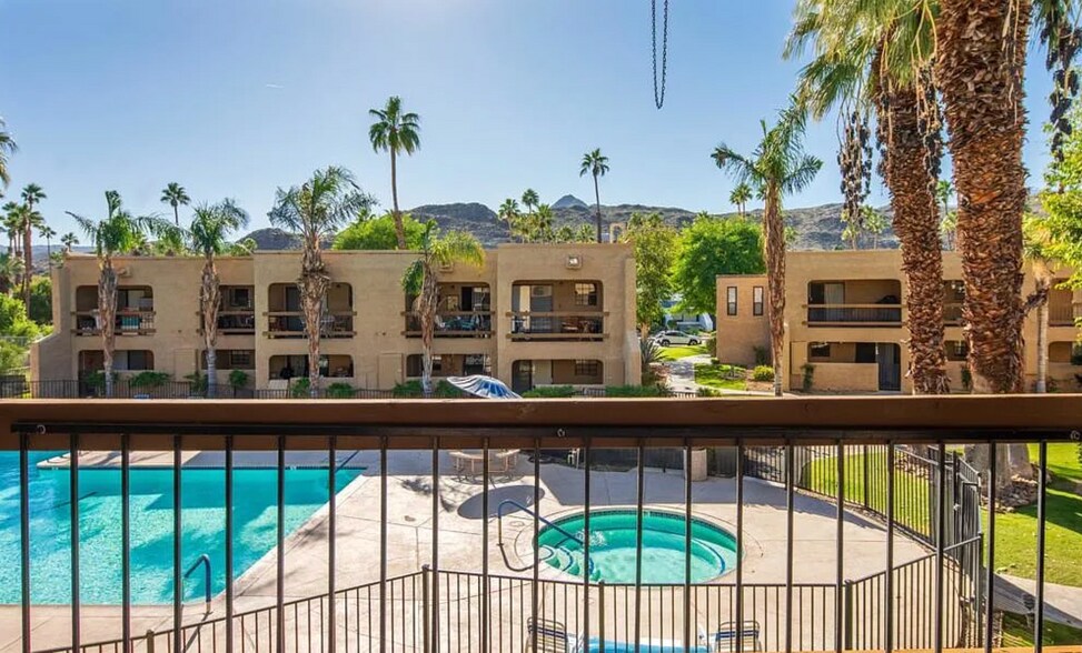 Balcony - 5300 E Waverly Dr