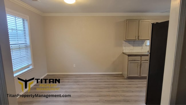 Building Photo - 3b/2b house