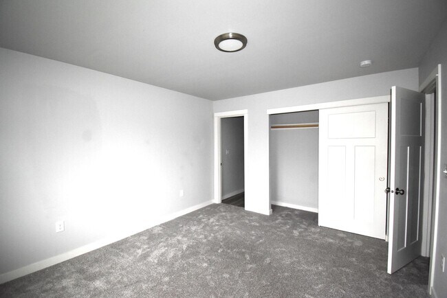 Building Photo - Spacious Town home.