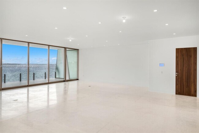 Building Photo - 5 Grove Isle Dr