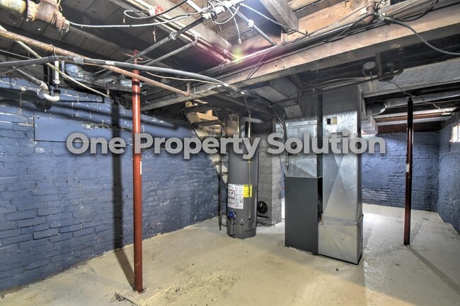 Building Photo - 810 Plain St