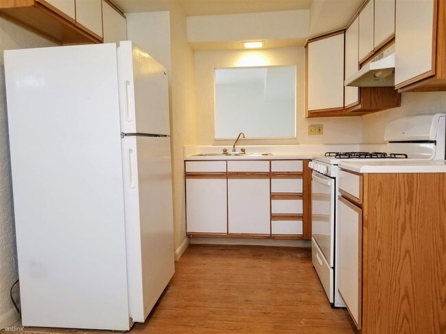 Building Photo - 2 br, 1 bath Townhome - 700 Hemlock Square