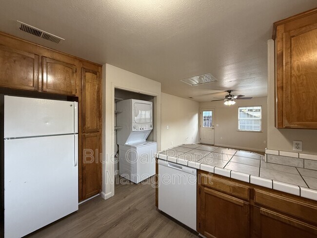 Building Photo - 524 W 1st Ave