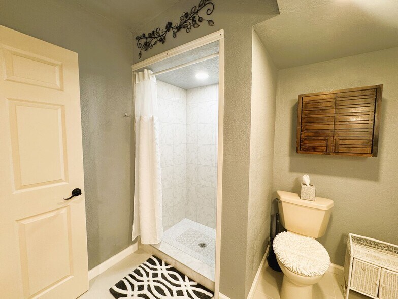 Building Photo - Beautifully Renovated 2 Bedroom + Bonus Room Home on a Corner Lot in North Port!