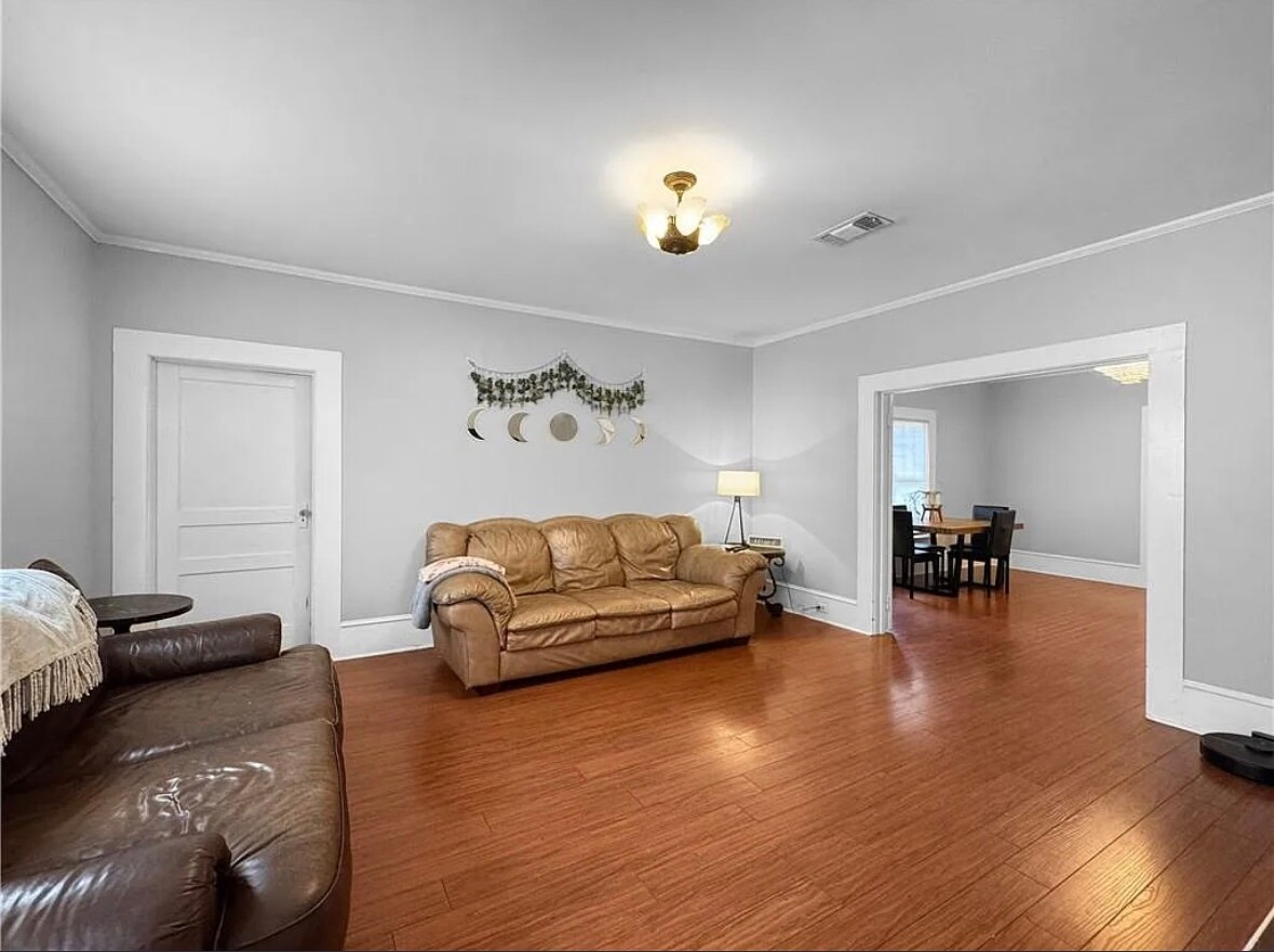 Building Photo - 521 10th Ave