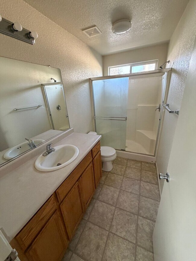 Building Photo - Three Bedroom Two Bathroom House for Rent