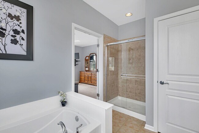 Building Photo - 814 Glory Ct