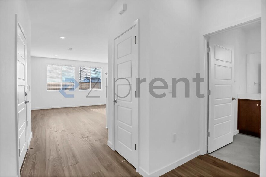 Building Photo - Unit
