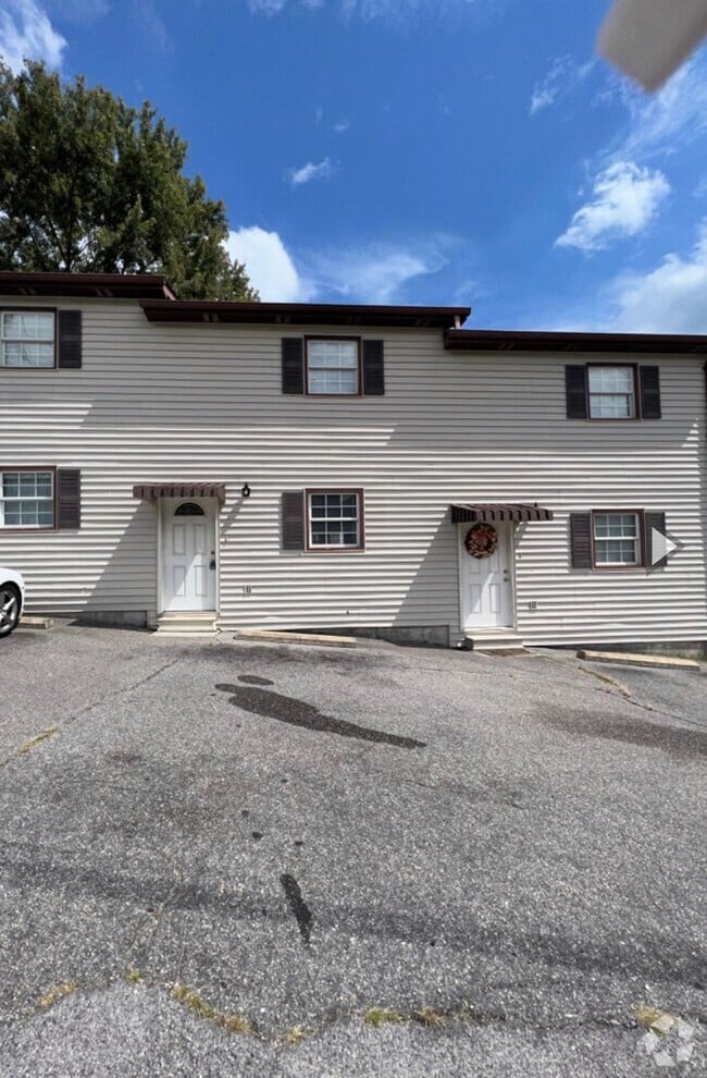Building Photo - Hillbilly Private Drive