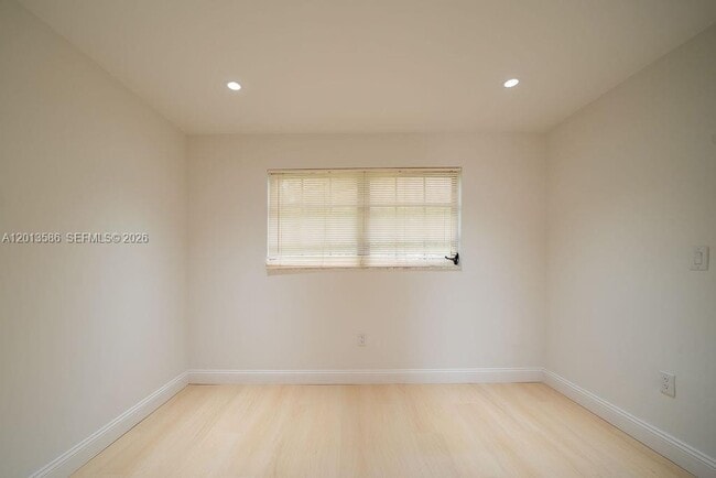 Building Photo - 1550 S Greenway Dr